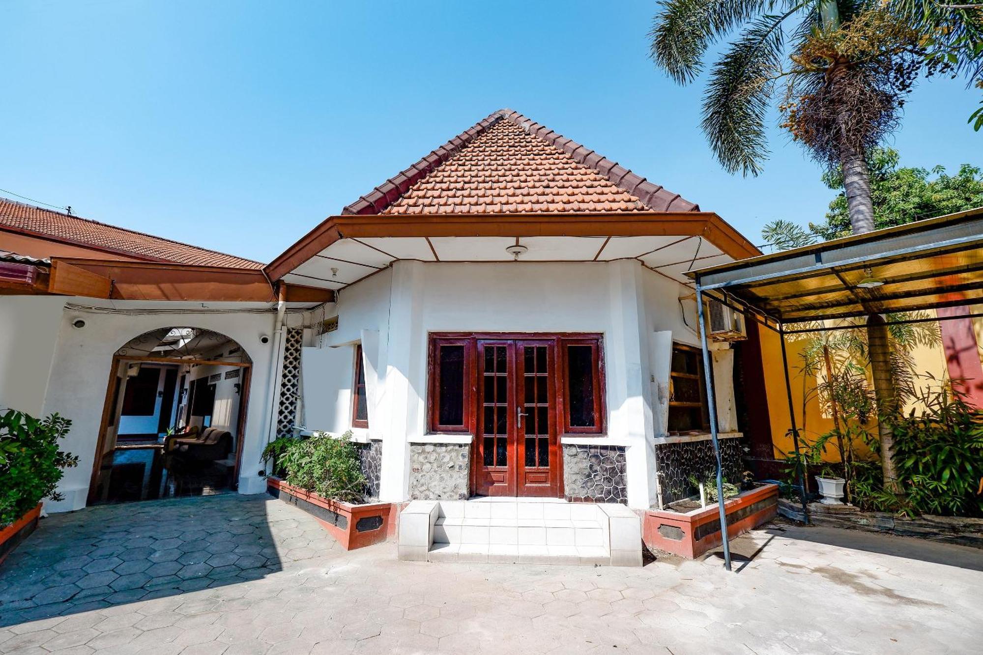 Super Oyo Capital O 1644 Hotel Griya Kencana Surakarta  Exterior photo